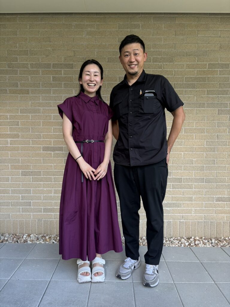 在嘉之助蒸餾所前,谷本美香與小正釀造的小正倫久社長
