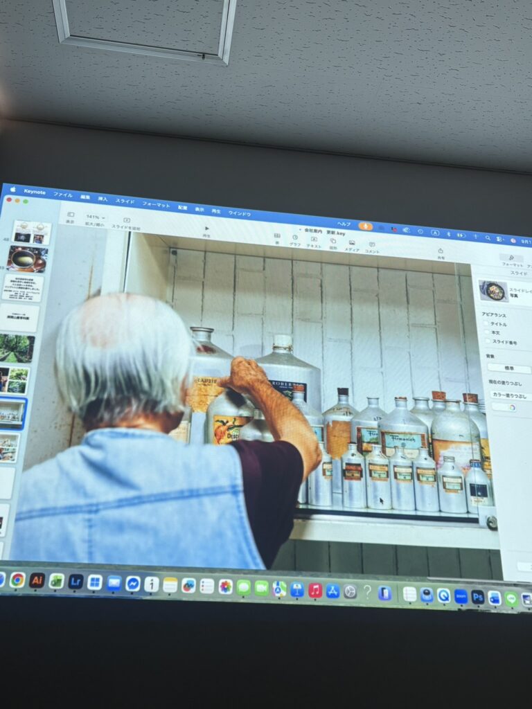 在螢幕上播放的指宿香草園在地製作者的照片