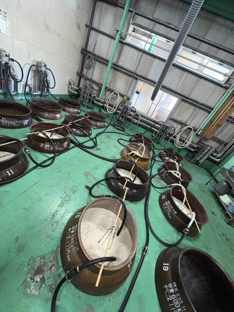 嵌在酒廠地面、使用了將近200年的燒酎陶甕,日本鹿兒島指宿大山甚七商店