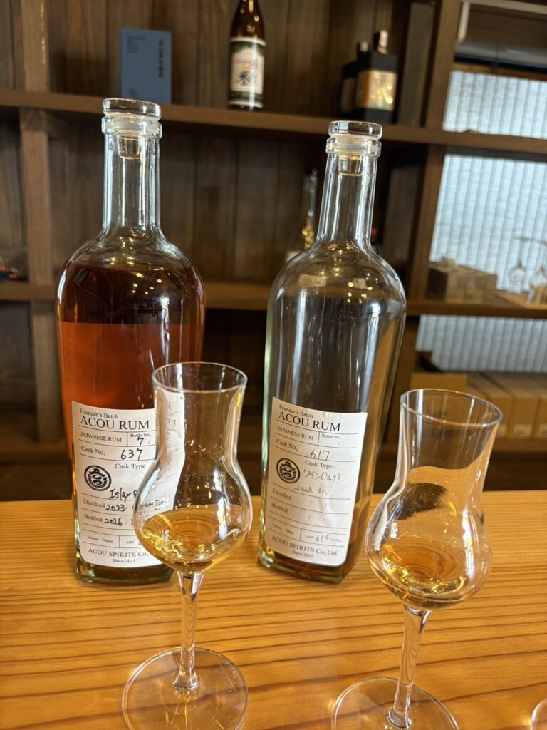 兩款ACOU RUM的桶樣與品飲杯