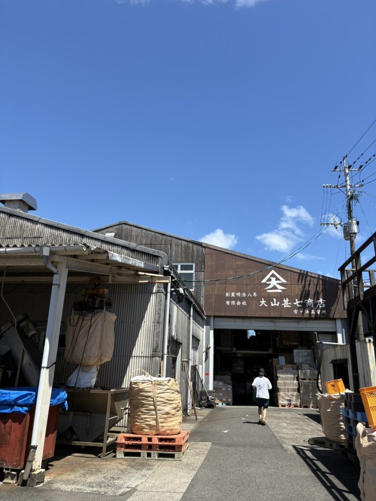 藍天下的大山甚七商店酒廠,日本鹿兒島指宿