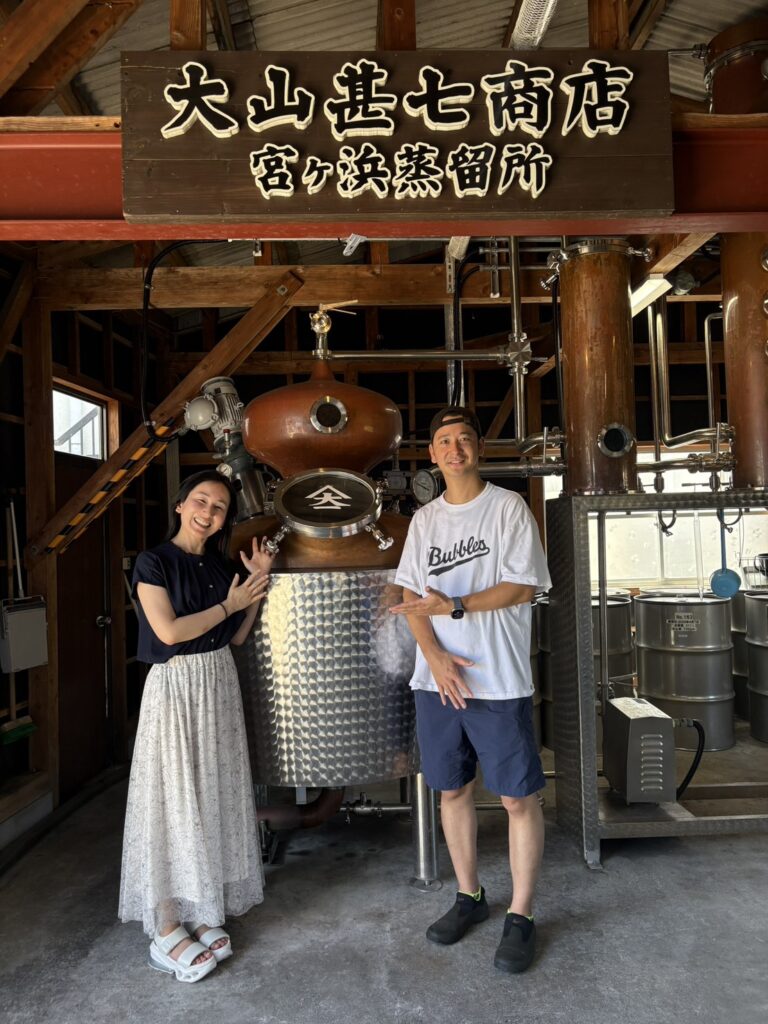 大山甚七商店的大山社長與Bar Little Happiness的谷本美香,在宮之濱蒸餾所的銅製蒸餾器前