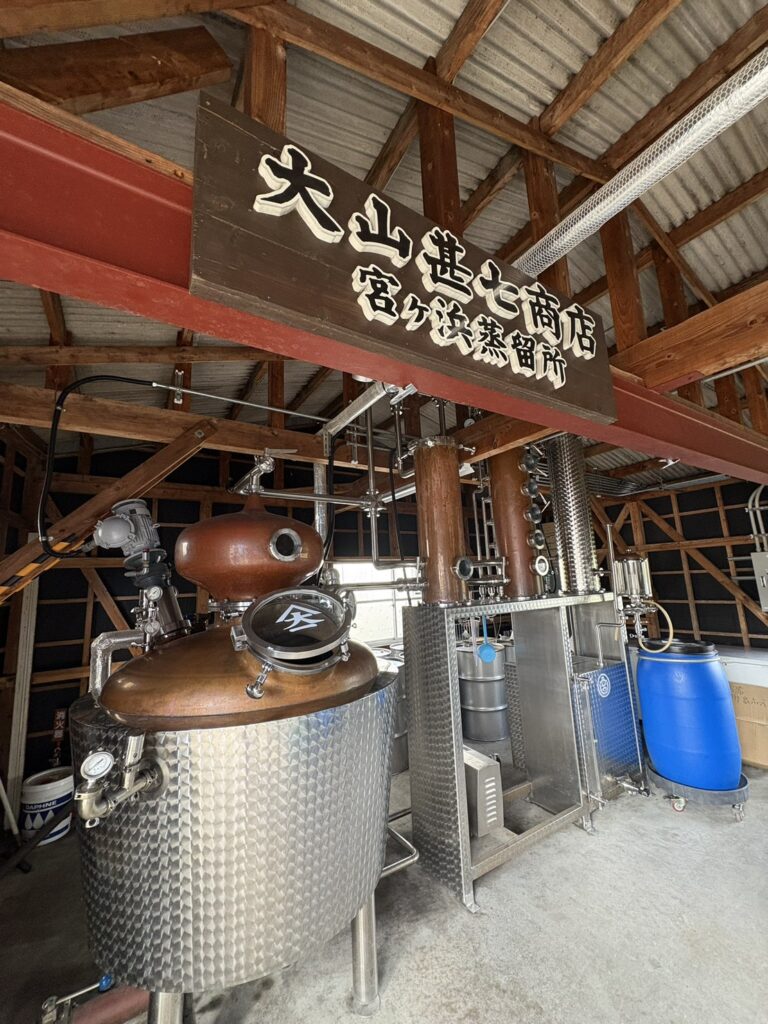 掛著「大山甚七商店 宮之濱蒸餾所」招牌、蒸餾ACOU RUM的500公升銅製蒸餾器