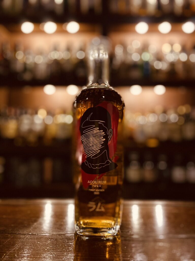 吧檯上的日本蘭姆酒ACOU RUM