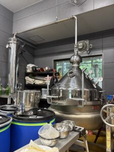 房総大井倉蒸溜所の手作り蒸留器。給食用の回転釜を改造して蒸留塔を取り付けている