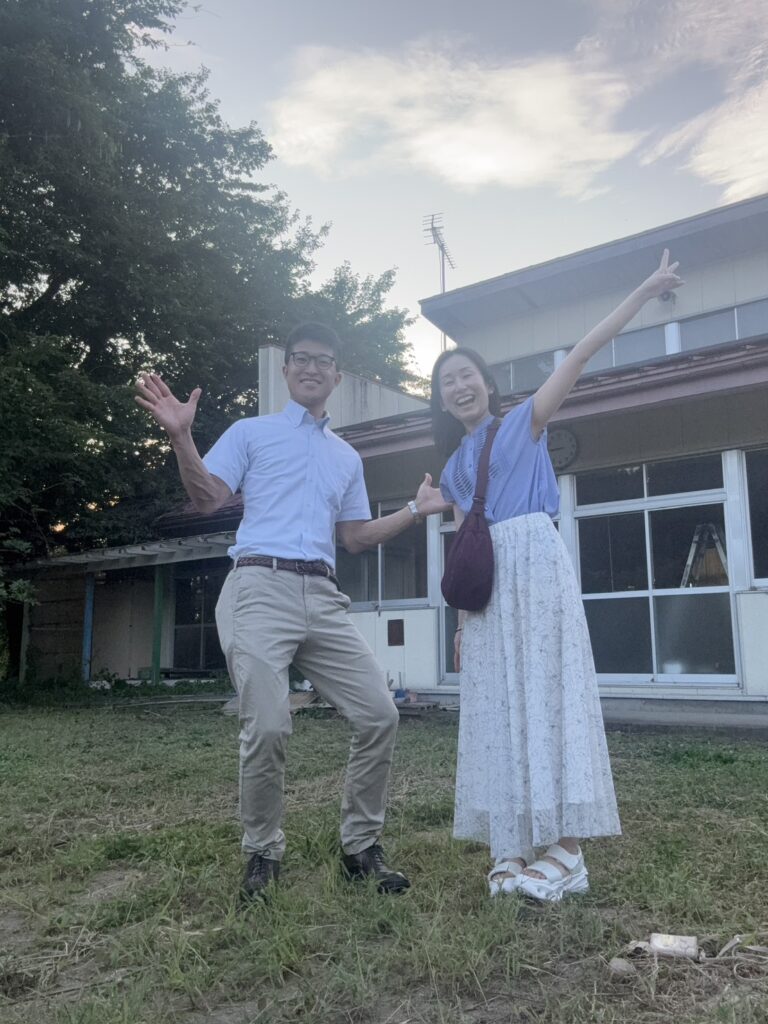 旧つなぎ幼稚園の前で、ウイスキーブリッジズの奥山太郎さんと谷本美香