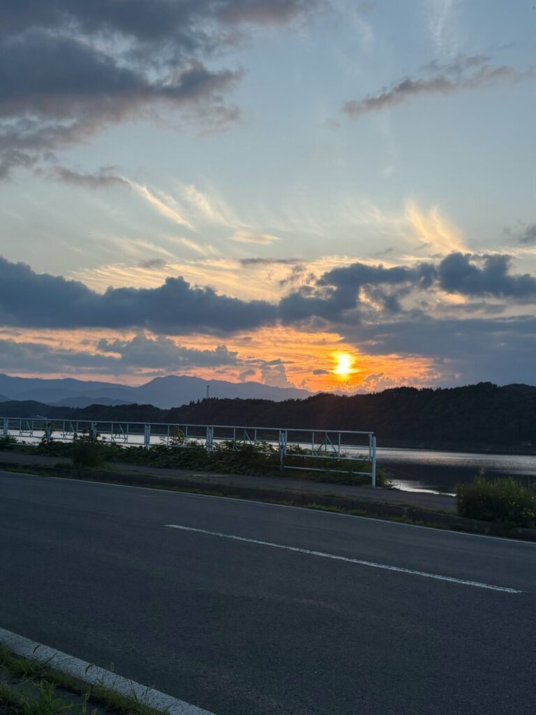 盛岡市つなぎ 御所湖に沈む夕日