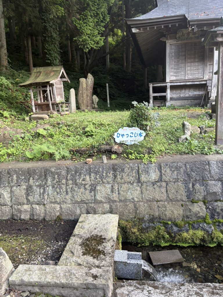 盛岡市つなぎの神社そばに湧く、ひゃっこい水