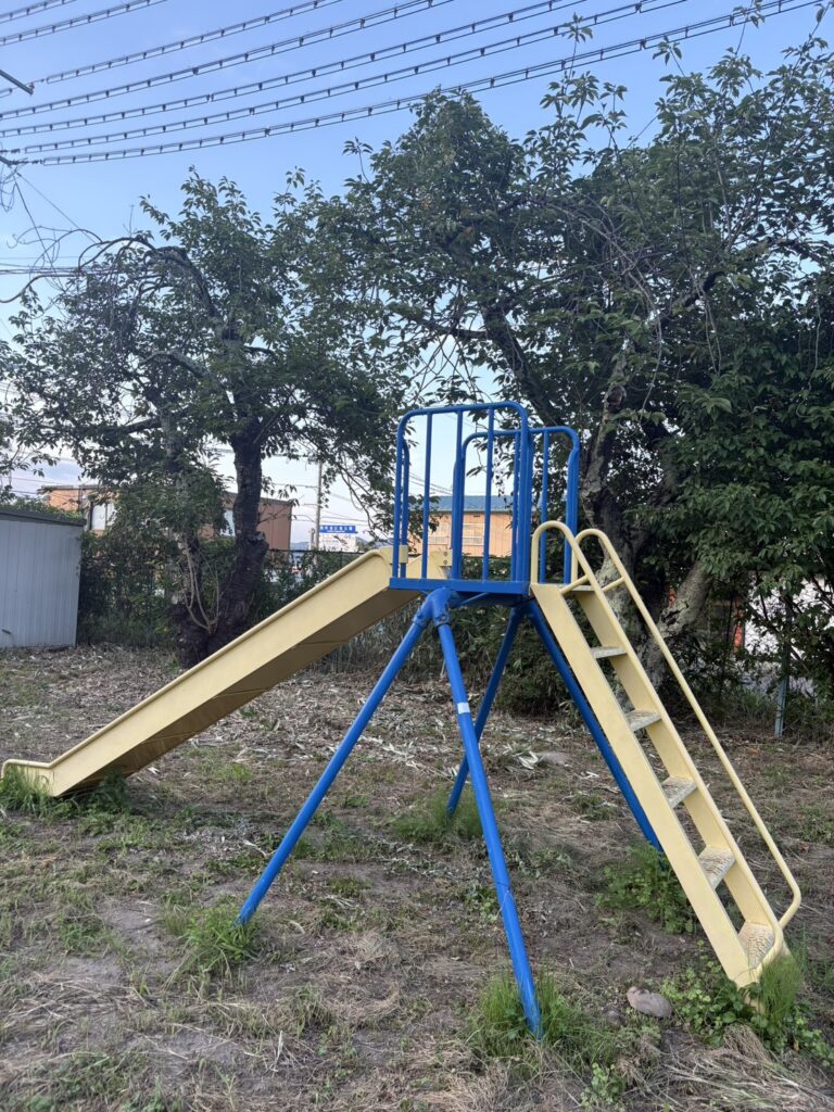旧つなぎ幼稚園の園庭に残る遊具