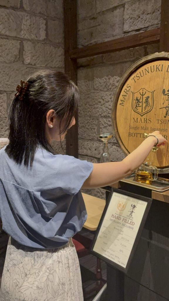 樽からハンドフィルをする谷本美香