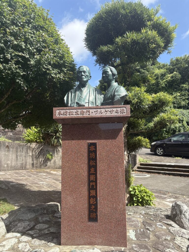本坊酒造の創業者・本坊松左衛門とツルケサの像