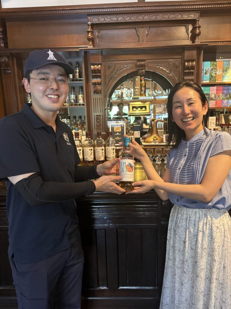 MARS The Y.A. #05を手にする村田定太郎さんと谷本美香
